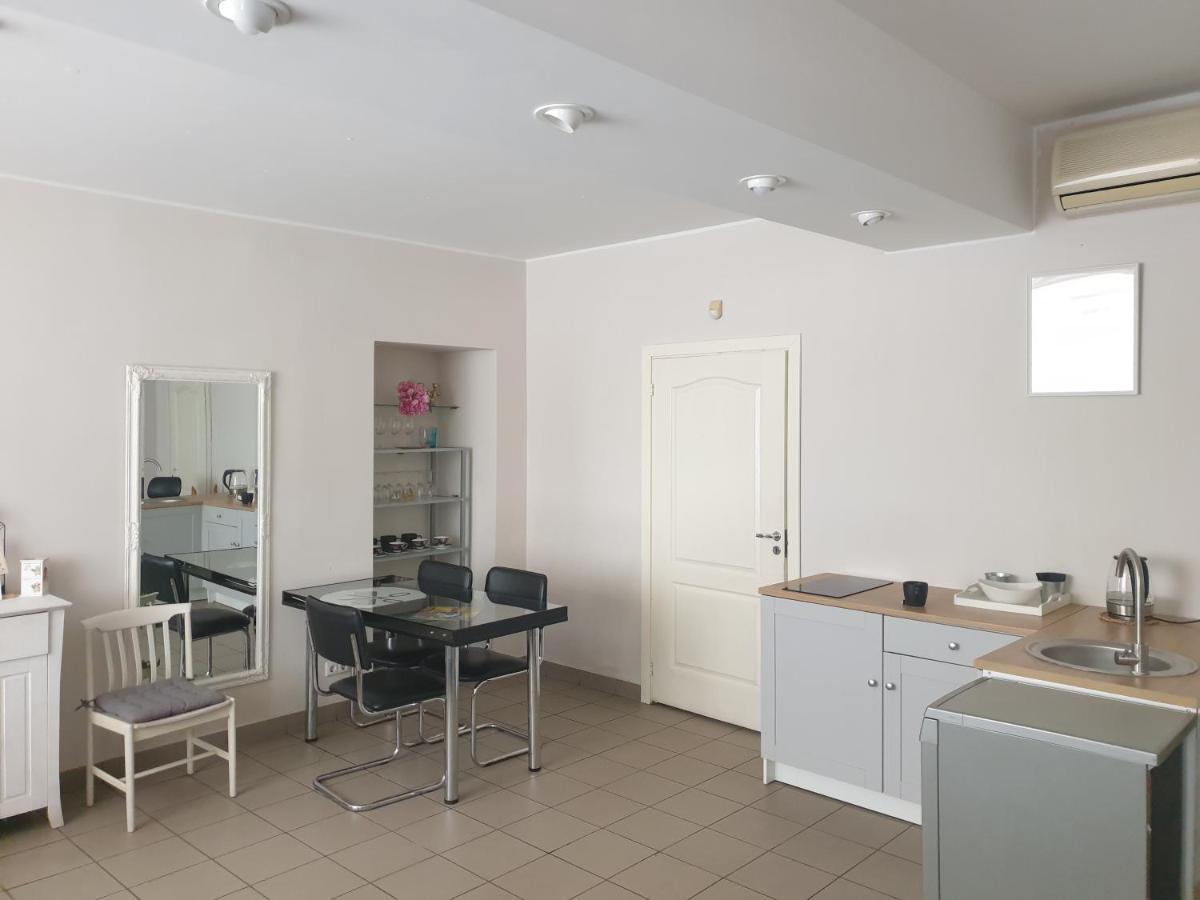 Camellia Studio Apartment & Parking Рига Екстер'єр фото